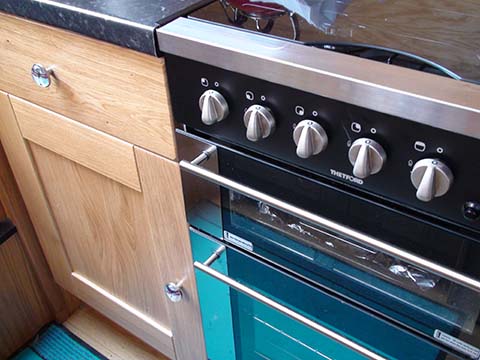Modern LPG cooker on GEM45 narrowboat