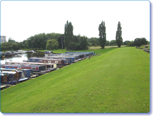 Picture of teh narrowboats moored at Stenson and overlooking South Derbyshire countryside